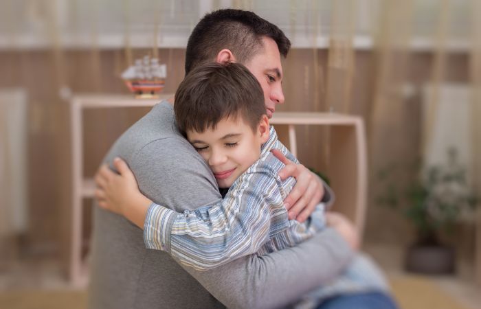 Padre e hijo se abrazan con cariño Maltrato de padres a hijos