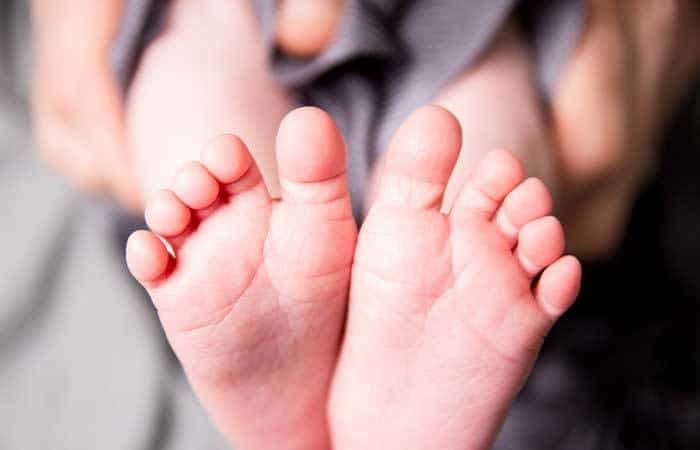 pies de bebé descalzo
