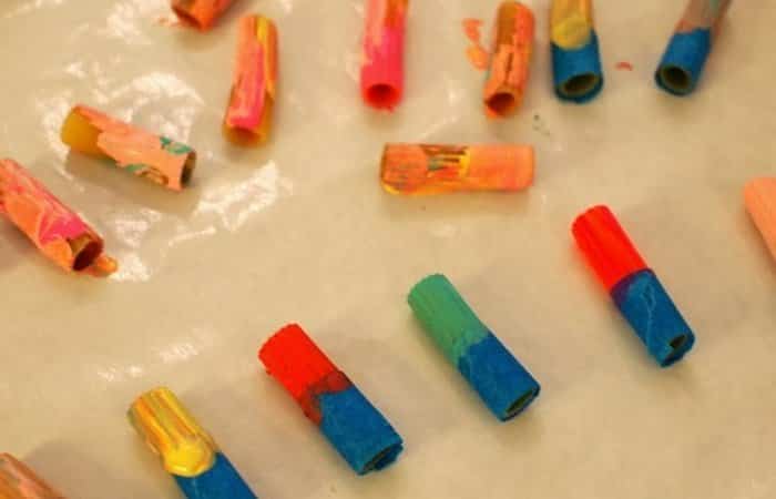 pintando macarrones para hacer collares Manualidades: Collares tribales con macarrones
