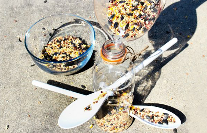 Cómo reutilizar una botella de plástico Una botella de plástico para dar de comer a las aves