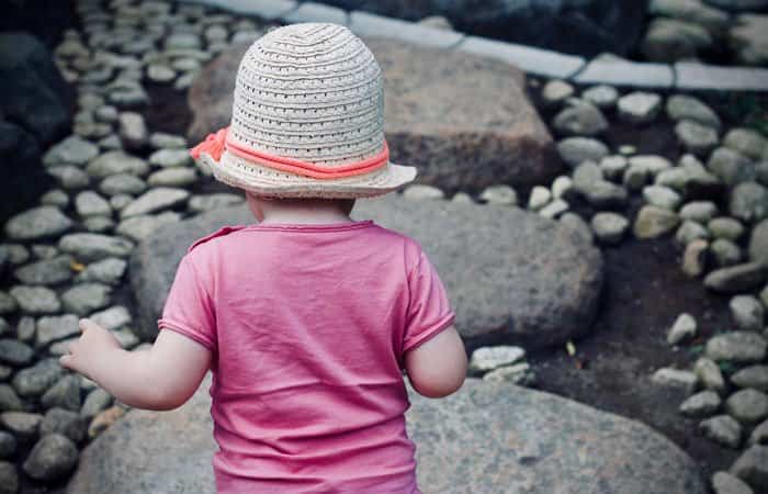 Proteger a tu bebé del calor: con gorro y ropa fresca y holgada Consejos para proteger a tu bebé del calor: proteger su cabeza con gorro y su cuerpo con ropa holgada