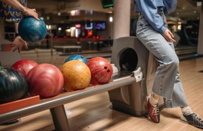 jugar a los bolos, uno de los planes retro más divertidos planes retro: jugar a los bolos