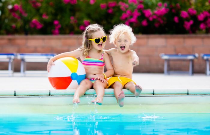 Los niños se divierten mucho con una pelota de piscina Juegos de natación para niños que no saben nadar: las focas