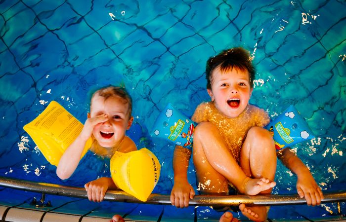 niños jugando en piscina que no cubre Sea Monkey, muecas y risas