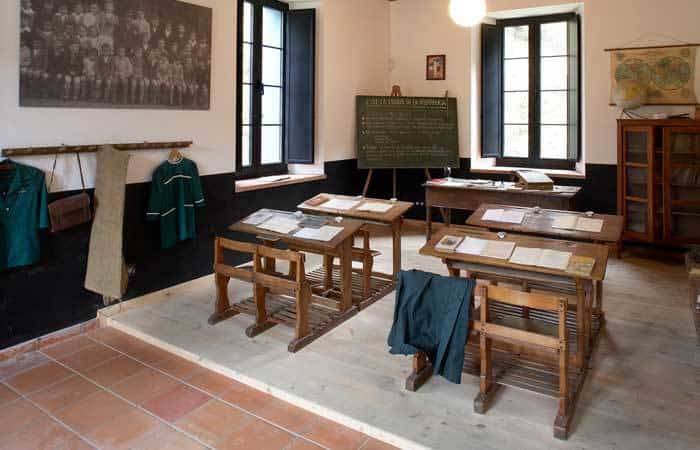 museo de la escuela rural de asturias planes retro: antiguos pupitres de madera en el museo de la escuela rural