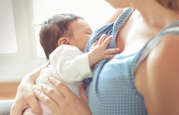 lactante mamando: la leche materna protege al niño de la deshidratación Para proteger a tu bebé del calor ofrécele el pecho más a menudo