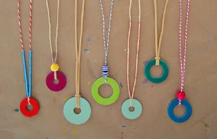 Collares de colores con arandelas Collares de colores con arandelas