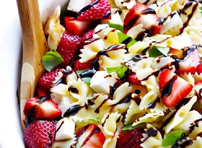 Ensalada de pasta y fresas