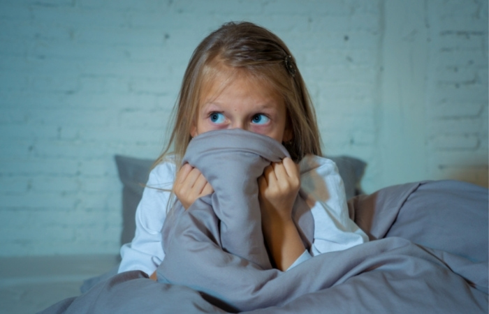 Niña con pesadillas