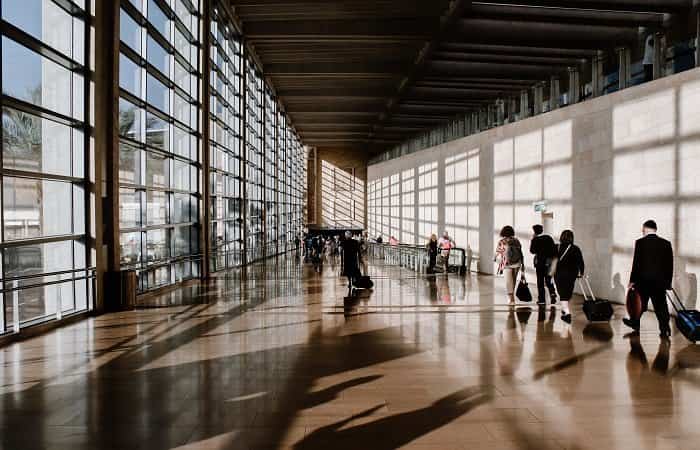 Lo que las madres lactantes deberían saber sobre viajar en avión