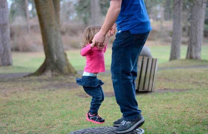 Padre e hija saltando juntos