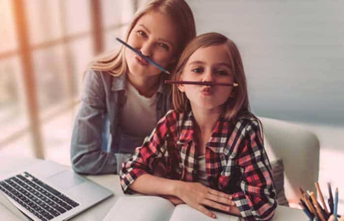 Madre e hija jugando juntas Educando digitalmente a su hija