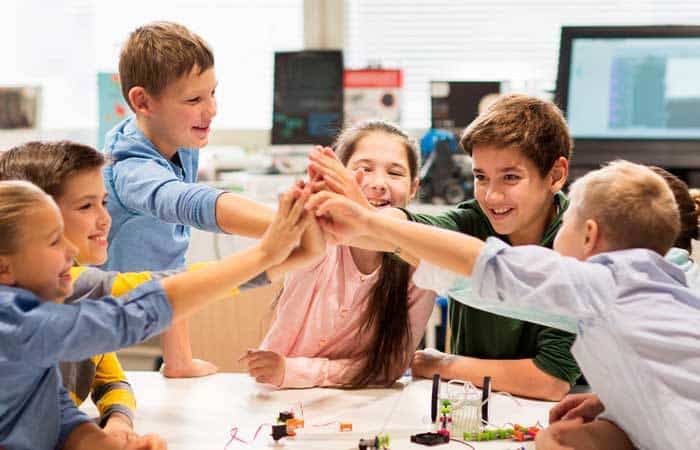 Niños participando en Meet and Code