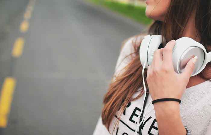 Adolescente escuchando música