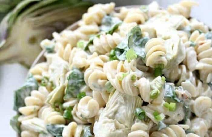 Pasta con espinacas y alcachofas