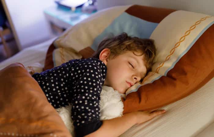pesadillas: dormir con una luz y un peluche ayuda pesadillas: procurar que los niños se sientan a gusto en su cuarto
