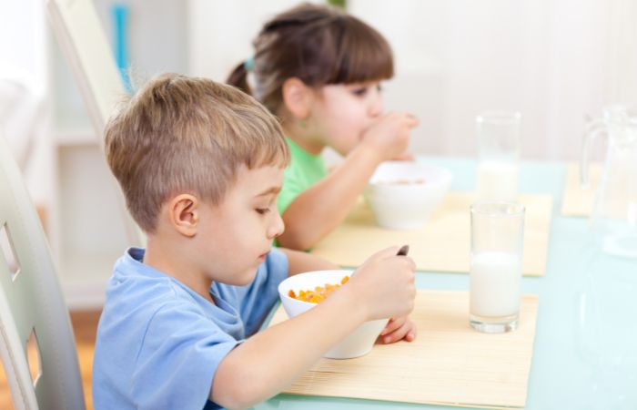 Un buen desayuno no puede faltar en la rutina para las mañanas de los niños que van al cole Rutina para las mañanas