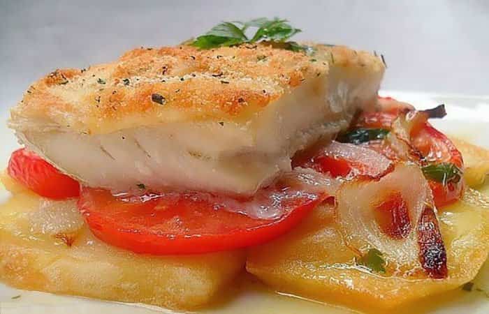 Bacalao con costra y base de patatas y tomate Recetas al horno: Bacalao con costra