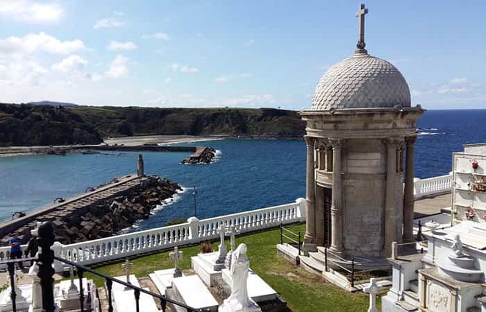 Los cementerios más bonitos de España: Cementerio de Luarca Cementerio de Luarca en Asturias