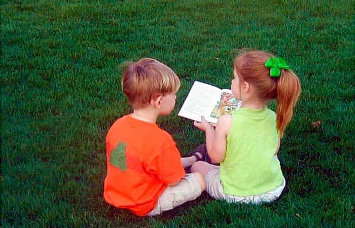 Niños leyendo un libro