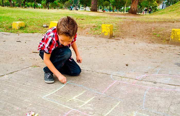 Niño jugando solo