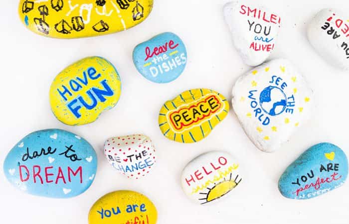 Piedras pintadas Manualidades día de la Paz