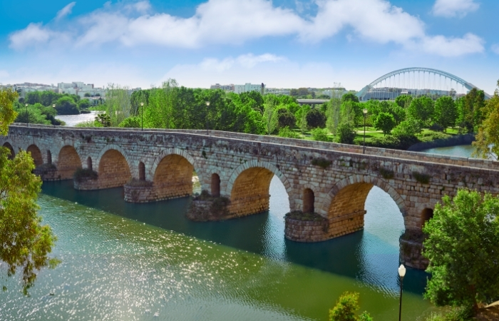 puente romano de Mérida en un día soleado Puente Romano de Mérida