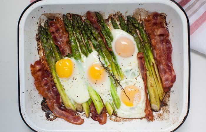 Fuente de lonchas de beicon, espárragos verdes y huevos al horno Recetas al horno: beicon, espárragos y huevo