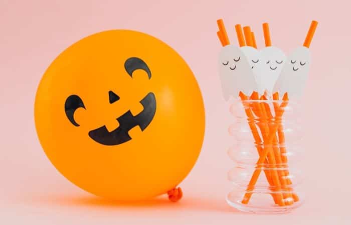 ideas para pasar halloween manualidades ideas para pasar halloween: globos de calabaza y pajitas fantasma