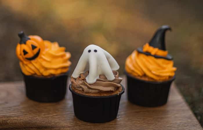 ideas para pasar halloween en la cocina: recetas ideas para pasar halloween: cupcakes con adornos de fantasmas y calabazas