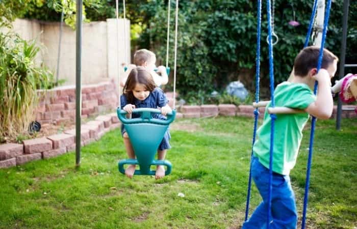 niños jugando en el parque niños jugando en el parque