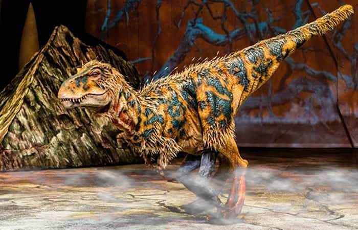 Caminando entre dinosaurios. El espectáculo en vivo en Barcelona