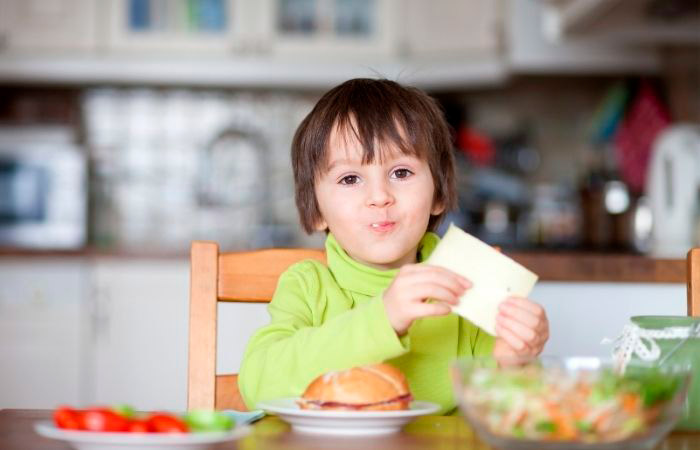 niño-pequeño-comiendo No obligar a comer a los niños