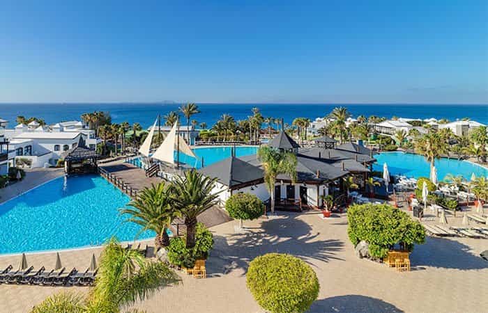 H10 Hotels piscina y jardines