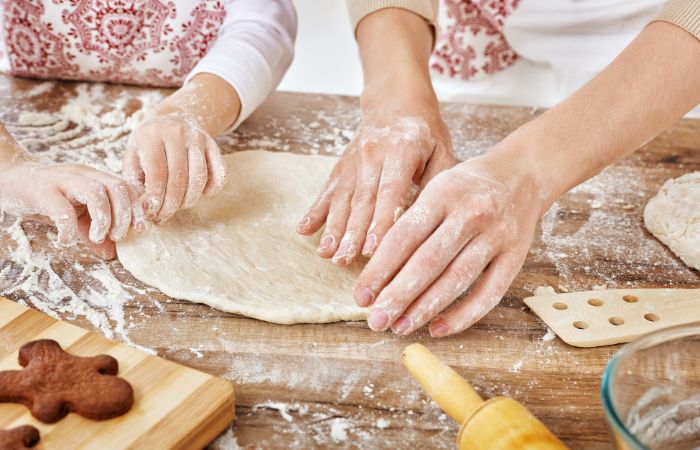 Hacer galletas de jengibre, un buena actividad con niños Cocinar con niños en Navidad