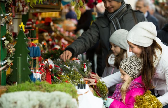 Planes navideños para hacer con niños. ir a un mercado de Navidad Ir a un mercadillo de Navidad, uno de los mejores planes navideños con niños