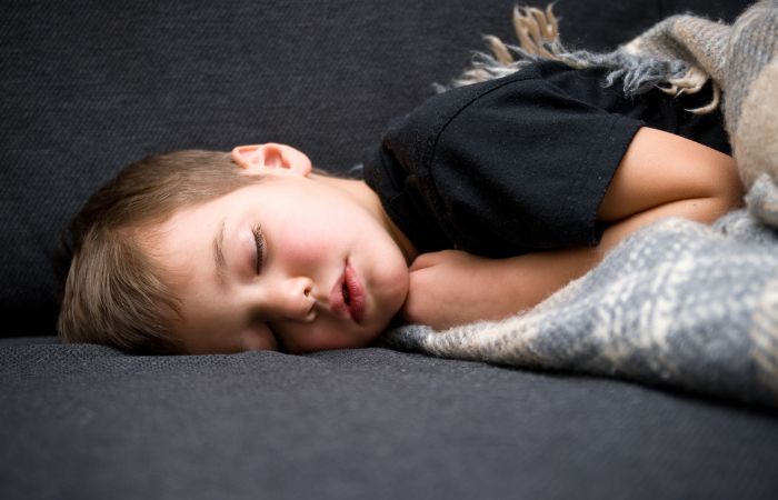 una siesta en el sofá les vendrá muy bien a los niños Pasar la nochevieja con niños: estar bien descansados