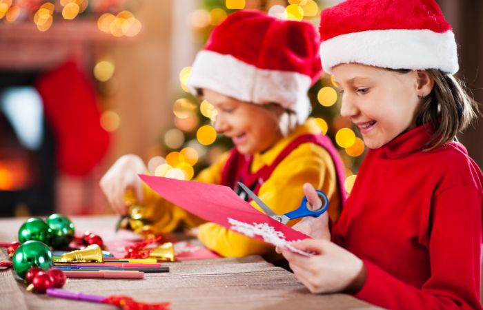 Niños haciendo christmas en casa Planes navideños con los niños: hacer christmas