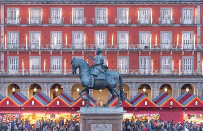Mercadillo de Navidad en la Plaza Mayor de Madrid Fuente: Es Madrid
