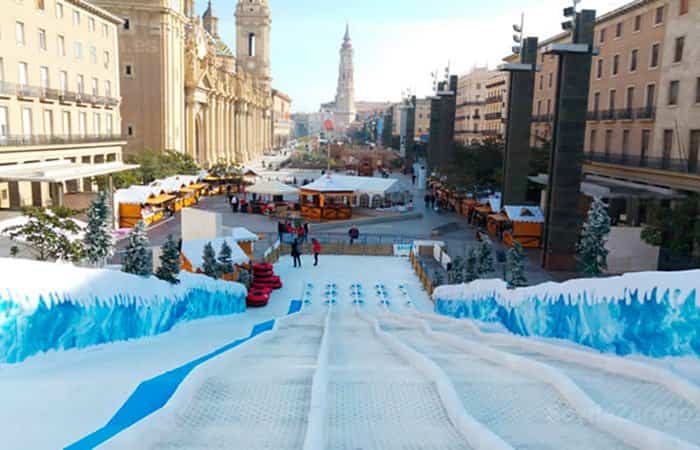Patinaje sobre hielo y descenso en trineo en la Plaza del Pilar de Zaragoza