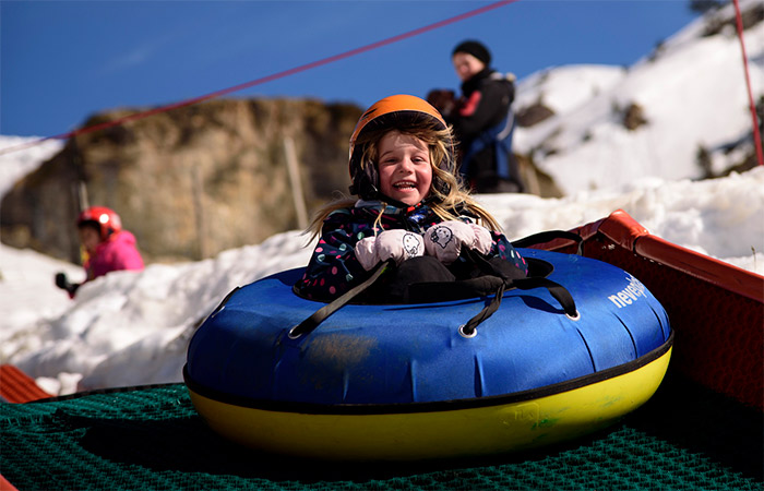Roscos hinchables, uno de los planes alternativos en la nieve niña en rosco hinchable: planes alternativos en la nieve
