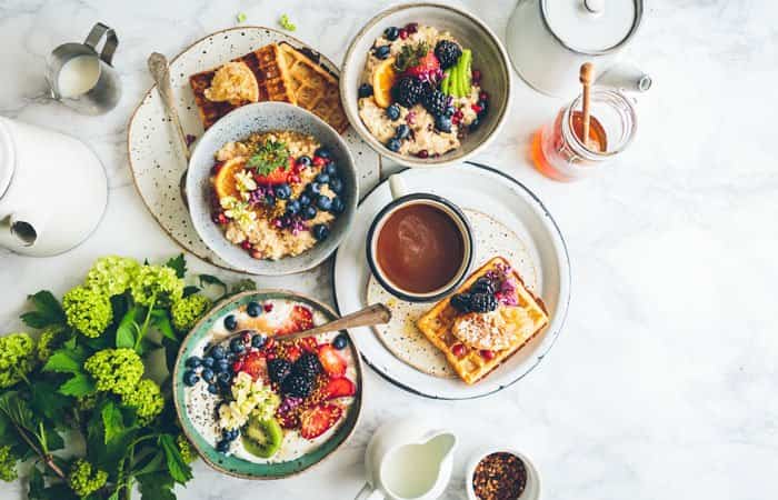 Disfrutar de un desayuno saludable forma parte de una rutina de mañana más fluida