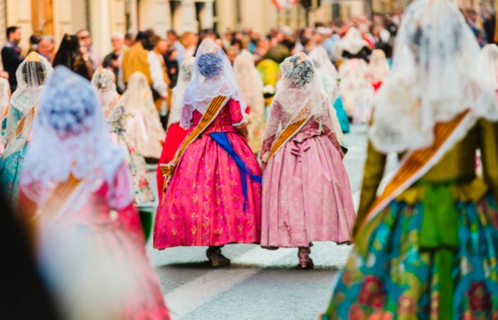 Las falleras caminan entre la gente y Valencia se colma de color comision fallera valencia calle la paz