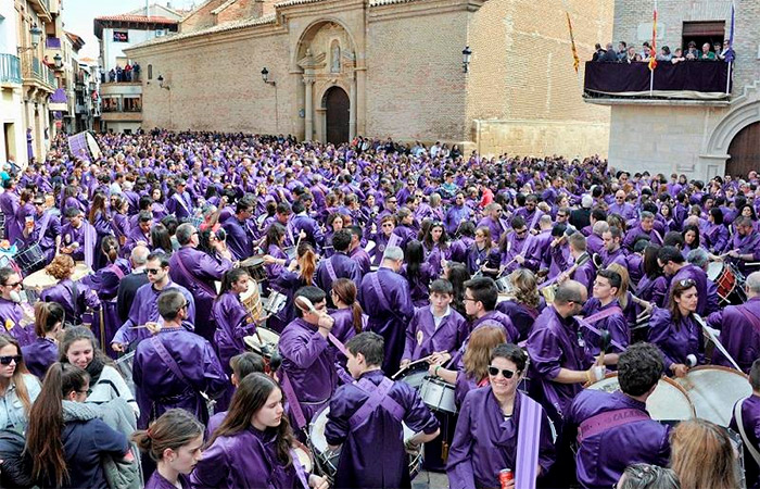 Multitud en la rompida de la hora, en calanda, con sus tambores procesiones más destacadas de España: La Rompida de la Hora, en Calanda, Aragón