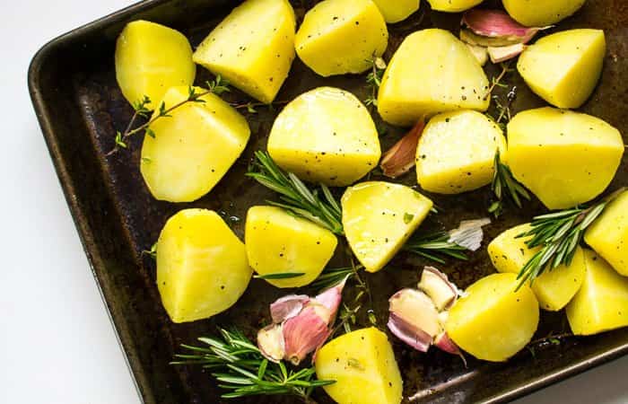 fuente de patatas con tomillo patatas asadas con tomillo
