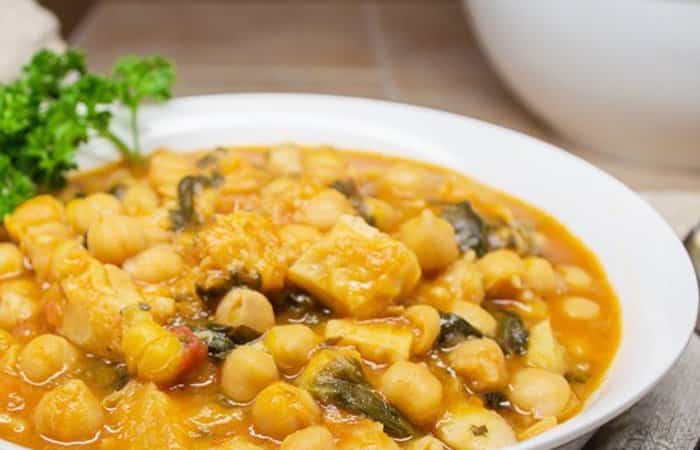 garbanzos en potaje con bacalao y espinacas potaje de garbanzos