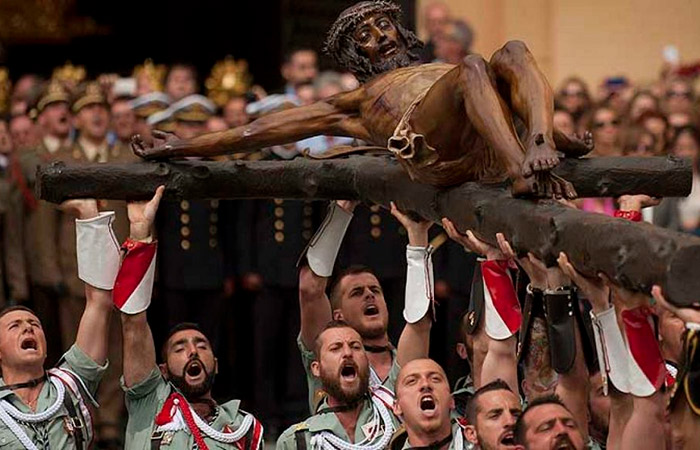 Los legionarios, levantando al Cristo de la Buena Muerte las procesiones más destacadas de España: