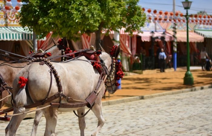 Caballos tirando de carruaje por la feria de abril Feria de abril con niños: carruajes de caballos