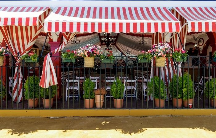 Las casetas de la feria de abril de sevilla, llenas de color feria de abril con niños: caseta