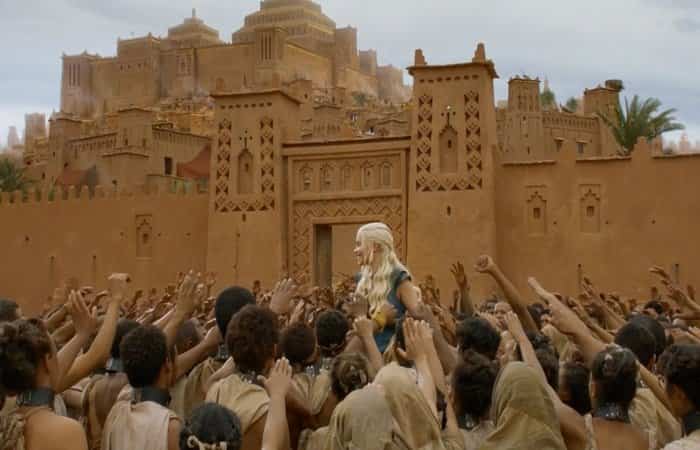 escenarios-de-Juego-de-Tronos-en-Marruecos Marrakech también es un buen destino para los amantes del turismo cinematográfico. En la imagen, Khaleesi de la serie Juego de Tronos en un emplazamiento de Aïb Ben Haddou
